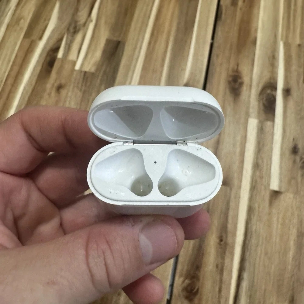 Apple AirPods 2nd Generation White A2031 Wireless Earbuds with Charging Case